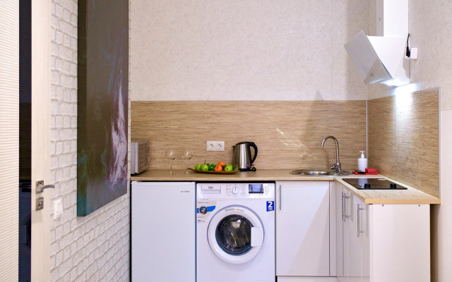 Квартира Студия с большой круглой ванной и камином