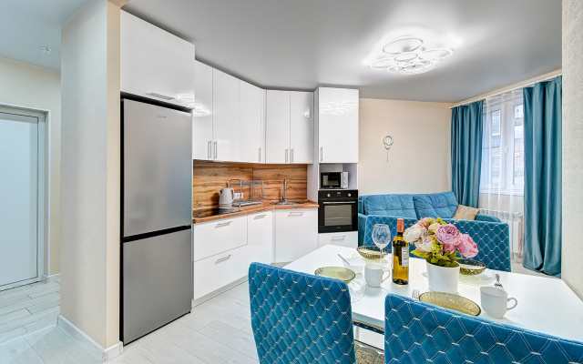 evro trekhkomnatnye MorskayaSimfonya-2 s balkonom, bassejnom na territorii ZhK Apartments