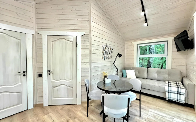 Частный дом с чаном в лесу