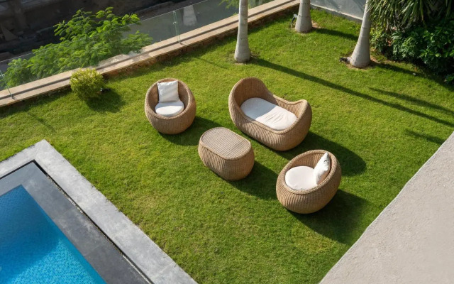 Settle Inn Luxury Swan Lake Villa