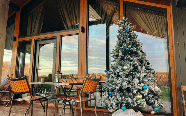 Частный дом с панорамными окнами с выходом на террасу и баней на дровах