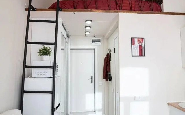 Квартира мини-студия со вторым ярусом у парка с озерами