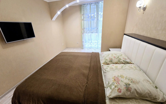 Prostornaya S Basseynom Vo Dvore Flat