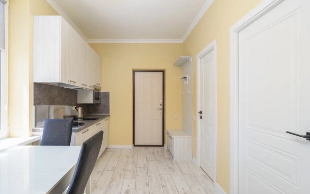 U Morya S Basseinom V ZhK Solnechnyij Apr42 Apartments