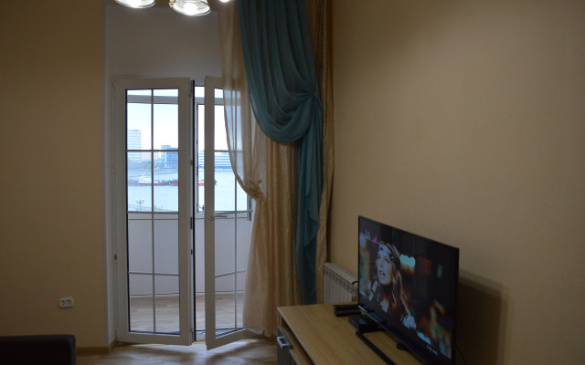 Mayak S Vidom Na More I Kreyser Flat
