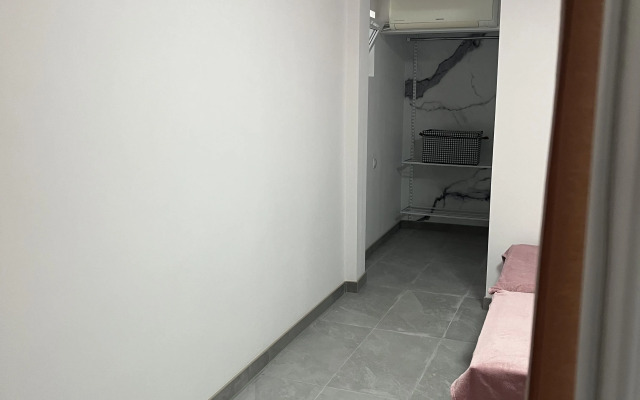 Standartny Trekhmestny S Vannoy Komnatoy Apartment
