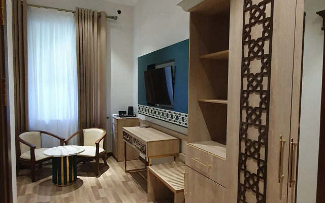 Отель Karvon Plaza