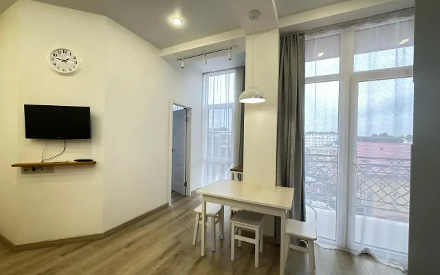 Yutnaya Studiya S Ponoramnimi Oknami V centre Adlera More Flat