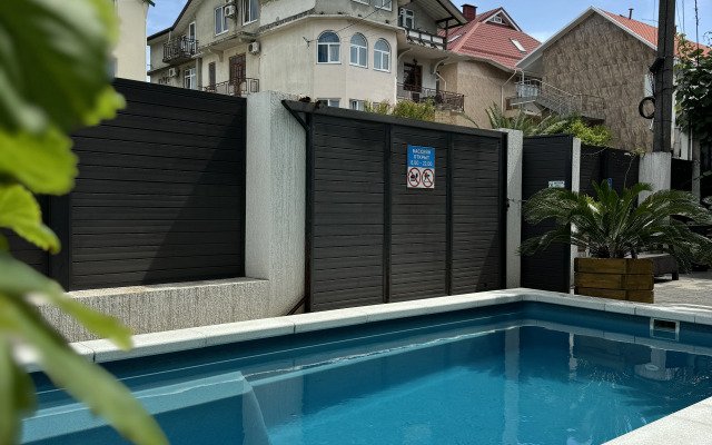 Five-Story with swimming pool Guest House