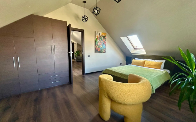 Amoroma: Nad Morem, Blizhe K Nebu Flat