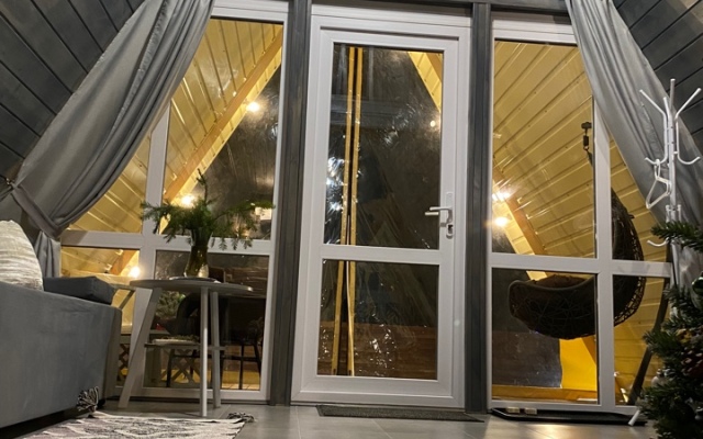 A frame Po Shchuch'emu veleniyu Seryj domik na beregu reki Privat House