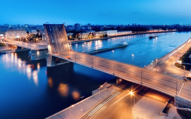 Квартира видовая евро-двухкомнатная Облака у метро рядом с разводным мостом и набережной Невы