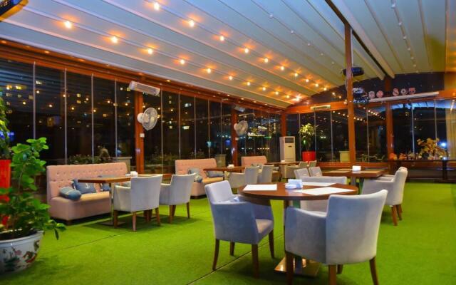 Lake Palace Hotel & Restaurant