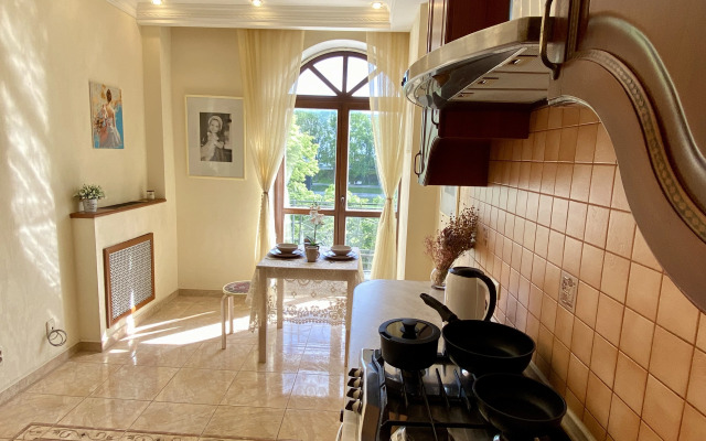 Апартаменты с французскими балконами на Чёрном озере