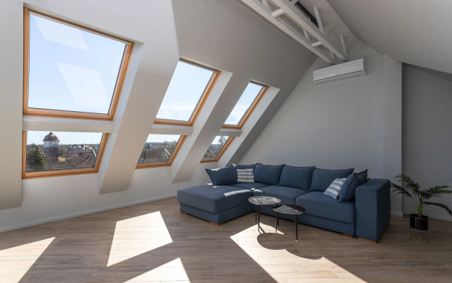 Квартира с Мансардными Окнами и Видом на Море