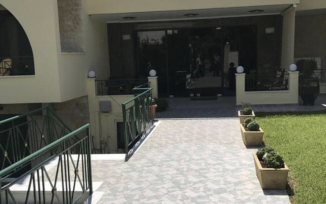 Skiron Studios Apartments