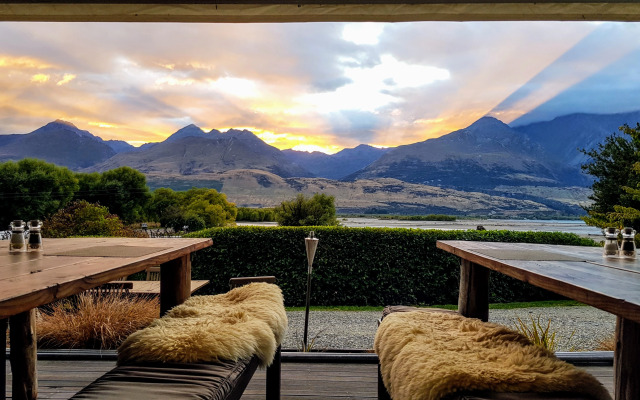 Отель Kinloch Wilderness Retreat