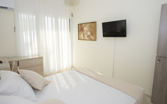 Art Home by the sea Saronida Apartments