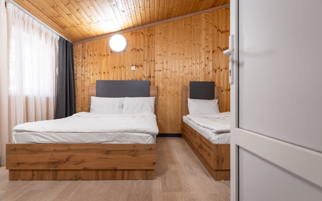 Maksim Park-Loo Hotel