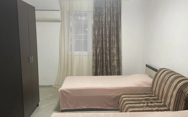 Trekhmestny S Sobstvennoy Vannoy Komnatoy Apartment