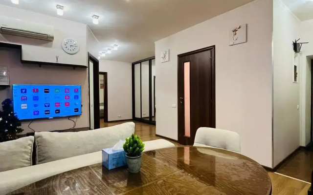 Uyutnaya 3-Kh Komnatnaya U Metro Akademicheskaya Flat