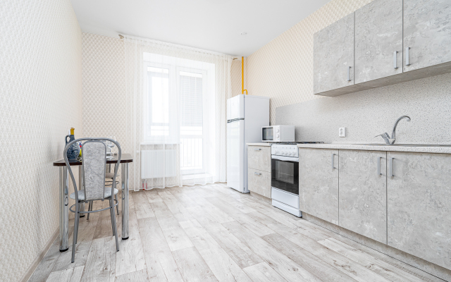Svetlaya kvartira s parkovkoy na Gubkina Flat
