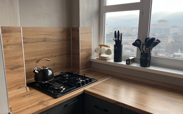 Uyutnaya s panoramnym vidom na gorod u morya Flat