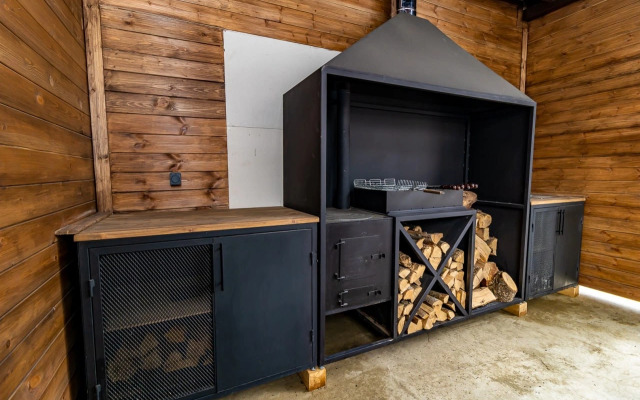 Частный дом с беседкой баней и чаном