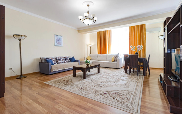 Idealnye Dlya Bolshoy Kompanii V Tsentre Apartments