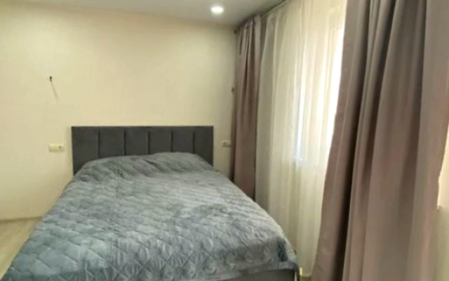 2/Well-appointed studio with mountain views