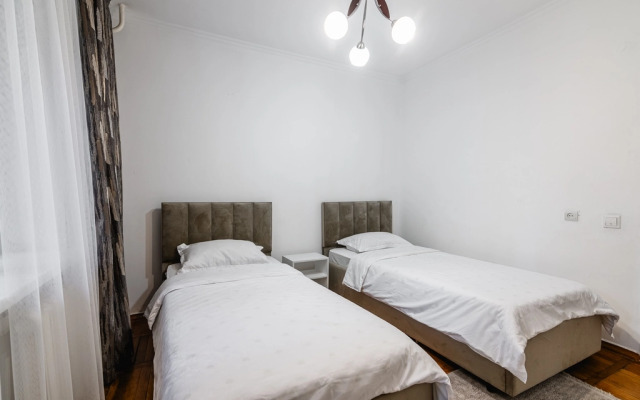 3-K v Tsentre Almaty Flat