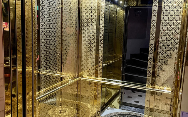 Отель Crowned Hotel