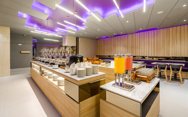 Отель Quest Hotel Prime Pemuda