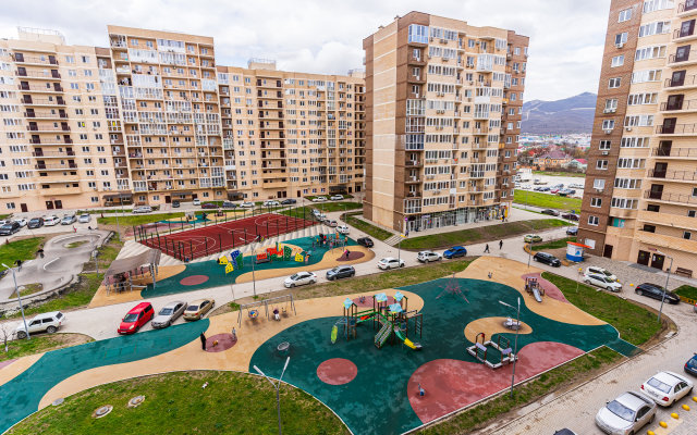 V tsentre Novorossiyska s vidom na gory i gorod LetoApart Apartments