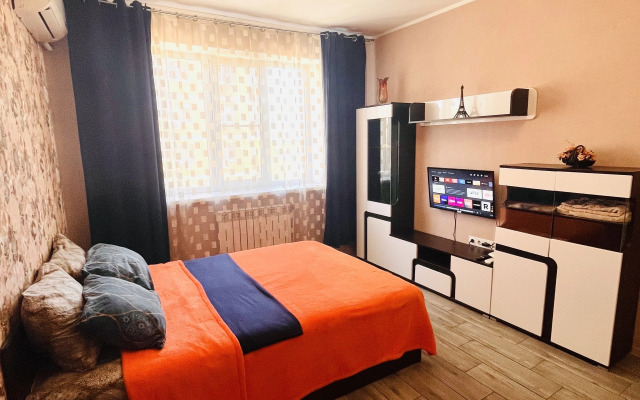 Na Bulvare Komarova 1Es2 Flat