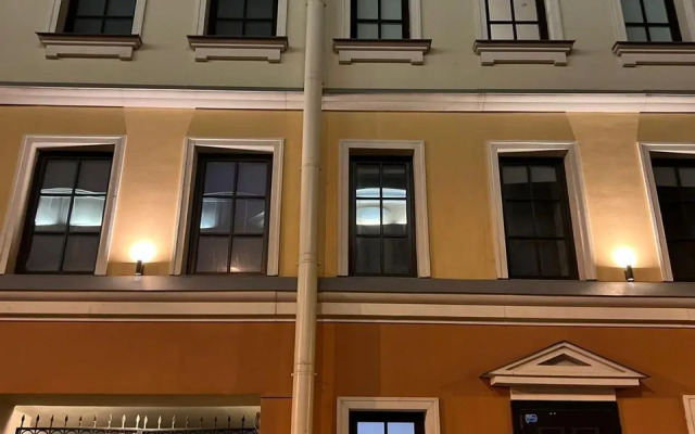 Studiya v Novom Dome s Frantsuzskimi Balkonami Flat