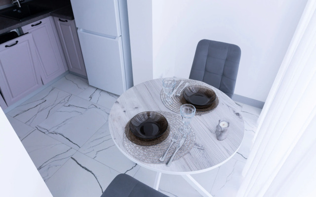 Апартаменты-студия 30 кв.м. с двуспальным диваном и панорамными окнами, 2 этаж