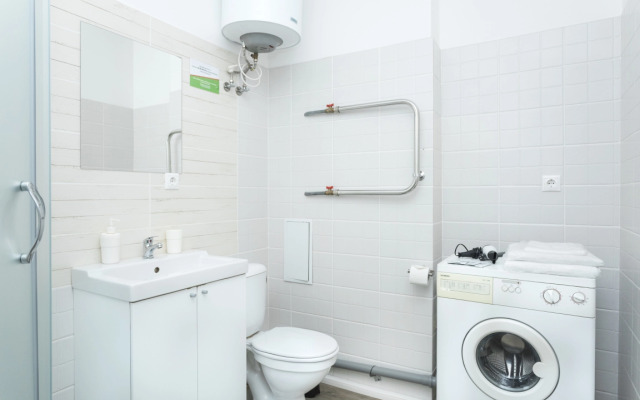 Светлая студия Этажидейли с балконом в Центре