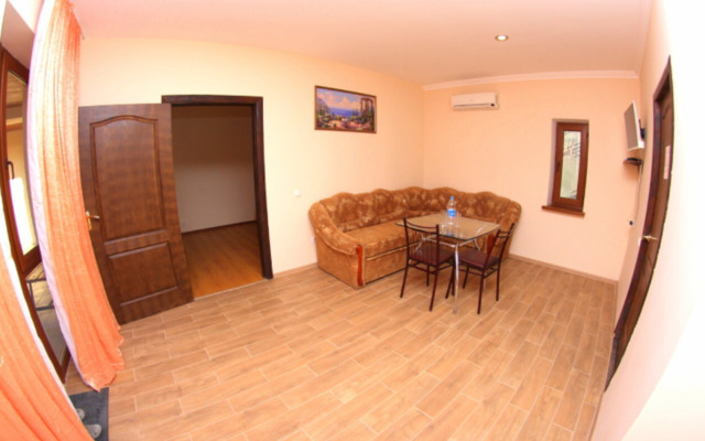 V Gostevom Dome ochag Living quarters