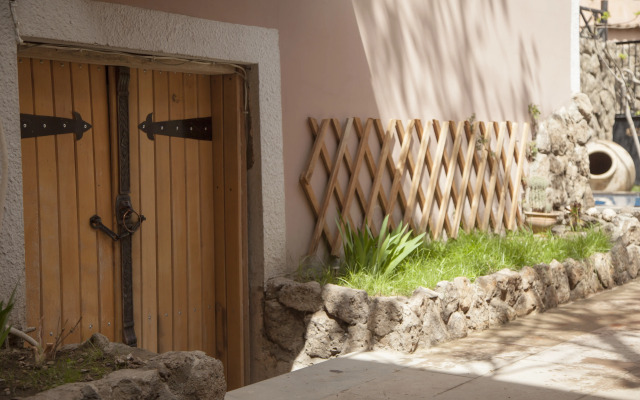 Hin Yerevantsi Hotel
