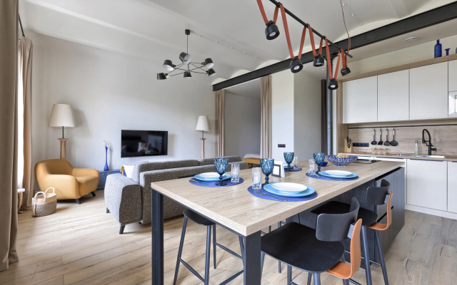 Апартаменты MyHomeYourHome на Чайковского 2\7