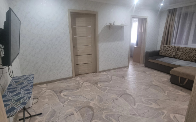 Trekhkomnatnaya Po Ulitse Komsomolskaya 191 Flat