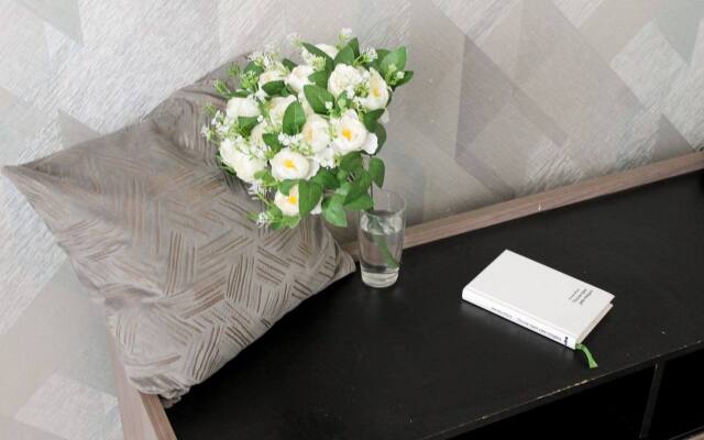 U Tsentra Bakuleva Flat