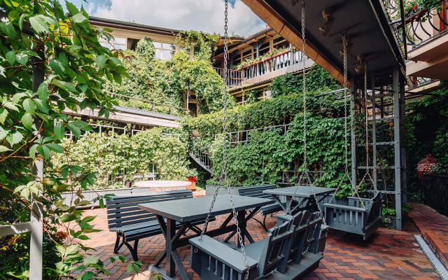 Отель Амбассадори