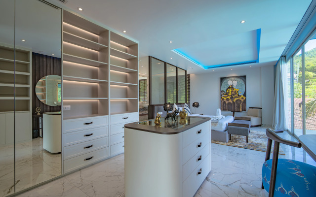 Luxury Infinity Pool Villa in Nai Harn Villa