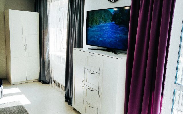Sovremennaya Komfortnaya Studiya v Svetlykh Tonakh Flat
