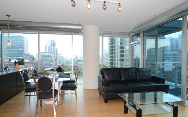 In River North with Balcony View Apartment