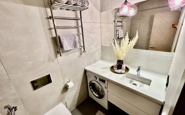 Dizaynerskiy 2-kh komnatny lyuks Flat