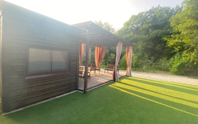 Частный дом Домик у моря с бассейном