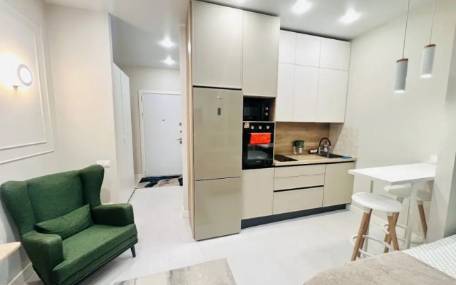 Svetlaya s dizajnerskim remontom okolo metro Apartment